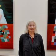 Lena Cronqvist jämte två av sina tavlor på Liljevalchs konsthall i Stockholm 2013. 