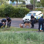 Polisens tekniker vid platsen där mannen sköts i går lördag.