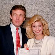 Donald Trump och Ivana Trump, i samband med att hon blir insvuren som amerikansk medborgare i maj 1988.