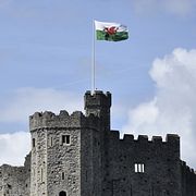 Wales flagga vajar över slottet i Cardiff – även om landet inte varit självständigt sedan 1200-talet. Nu kan ett nationalistiskt parti vara på väg att ta över makten. Arkivbild.