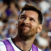 Messi och en polis med ett pass.