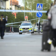 Polisens avspärrningar vid brottsplatsen. 