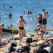 Stockholmarna svalkar sig vid Tanto strandbad i sommarvärmen på tisdagen. 