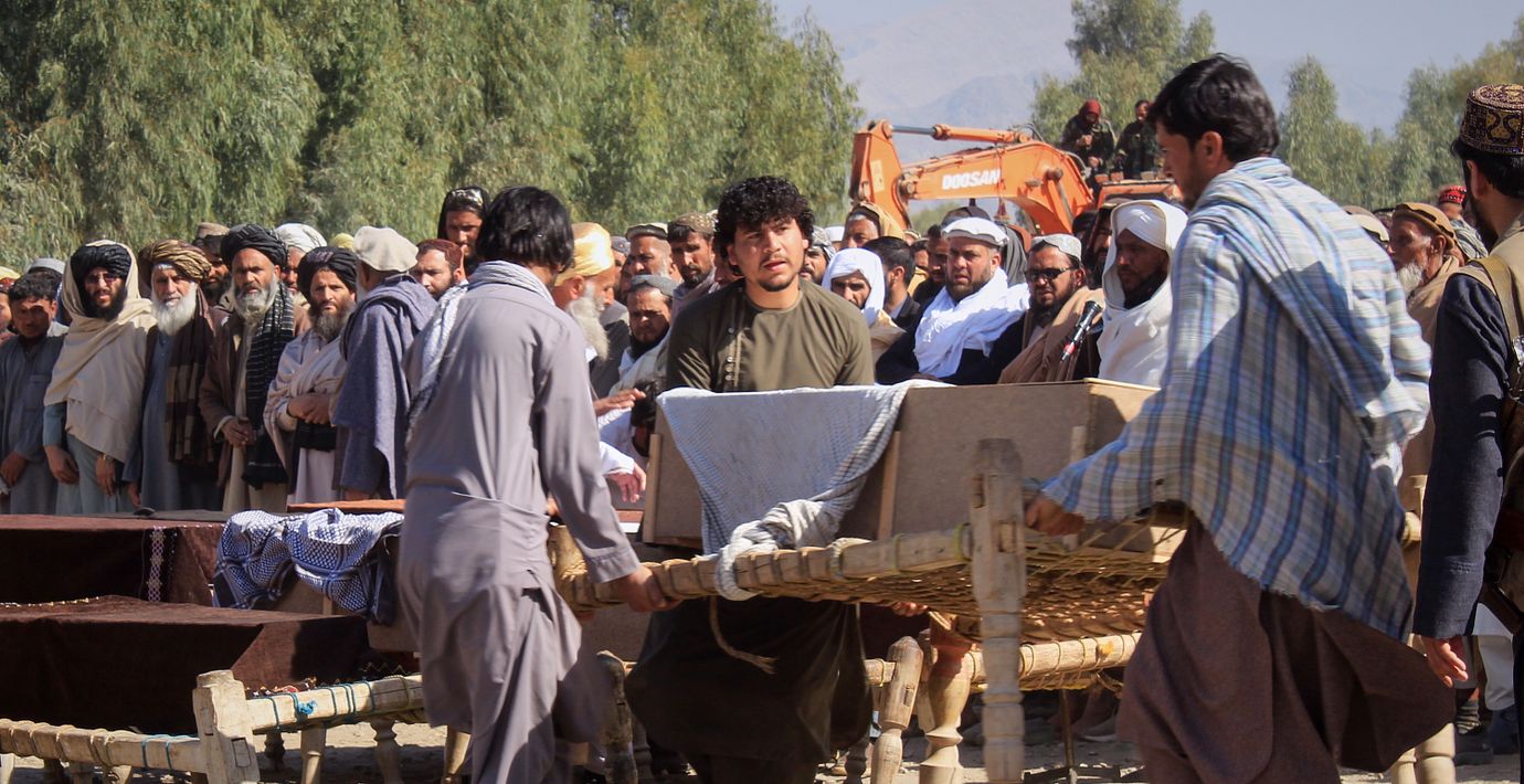 Några av gränskonfliktens offer begravs i Behsud, Nangarharprovinsen, Afghanistan den 22 februari 2026.