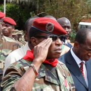 Dåvarande presidenten Moussa Dadis Camara i röd basker vid ett statsbesök en vecka efter massakern som han nu dömts för. Conakry, Guinea den 5 oktober 2009. 