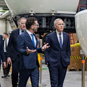 Premiärminister Mark Carney (höger) i möte med kanadensiska bolaget CAE. 