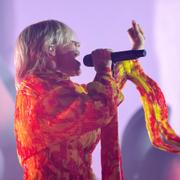 Robyn vid en konsert 2019.