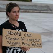 En kvinna proteserar i Phoenix, Arizona, efter att den tidigare sheriffen Joe Arpaio benådats av Donald Trump.