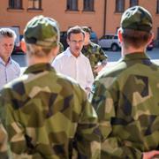 Statsminister Ulf Kristersson och försvarsminister Pål Jonson besöker värnpliktiga. Arkivbild.