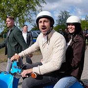 AFD:s toppkandidat Ulrich Siegmund valspurtar tillsammans med sin fru Julia på den östtyska motorcykeln Schwalbe.