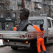 Bysten föreställande Aleksandr Pusjkin tas bort. AP