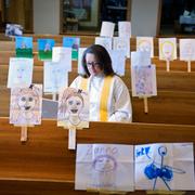 Pastor Emily Nesdahl håller gudstjänst digitalt i North Dakota. 