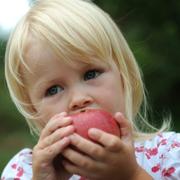 Flicka som äter äpple.