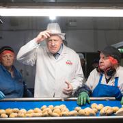 Boris Johnson på en chipsfabrik under valrörelsen.