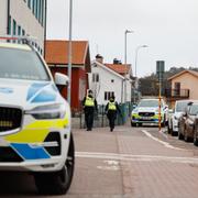 Polis på platsen där två män hittades ihjälskjutna i ett villaområde i Grimmered. 