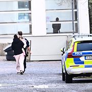 Polis på plats utanför Tyresö gymnasium den 25 mars 2026.