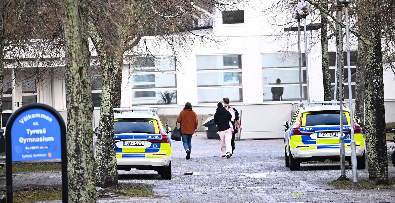 Polis på plats utanför Tyresö gymnasium den 25 mars 2026.