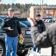 Rasmus Paludan med en koran i handen i Rinkeby.