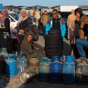 Palestinier köar för att få tillgång till gas så att de kan laga mat.