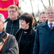 Mona Sahlin tillsammans med försvarsminister Peter Hultqvist och artisten Jason ”Timbuktu” Diakité i Borlänge på första maj.