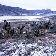 Medlemmar av den danska militären övar på Grönland.