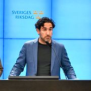 Socialdemokraternas arbetsmarknadspolitiska talesperson Ardalan Shekarabi (S) flankerad av SSU:s Moska Hassas och S-studenters ordförande Elfva Barrio.