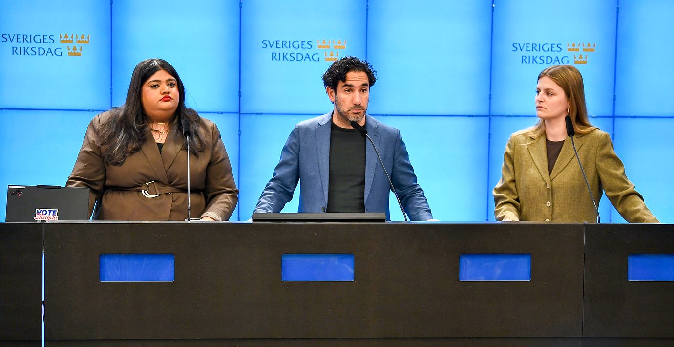 Socialdemokraternas arbetsmarknadspolitiska talesperson Ardalan Shekarabi (S) flankerad av SSU:s Moska Hassas och S-studenters ordförande Elfva Barrio.