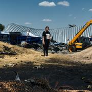 Olha står bland bråte från vad som brukade vara hans byggnad för att lagra spannmål i Odesa.