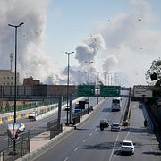 Rök stiger över Teherans ödsliga gator.