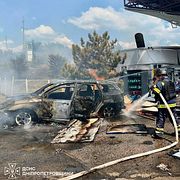 Brandmän släcker en brand i Ukraina efter ryska attacker.
