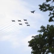 Arkivbild. örsvarets skolflygplan SK 60 och Jas 39 Gripen i flygformation över Stockholm under Asics Stockholm Marathon 2018.