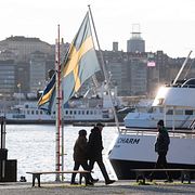 Människor promenerar på Strandvägskajen i Stockholm. Arkivbild.