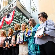 Föräldrar håller bilder på sina döda barn under protest mot sociala medier-plattformar.