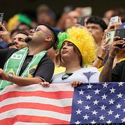 Brasilianska fotbollsfans i Houston håller i en amerikansk flagga under sommarens fotbolls-VM.