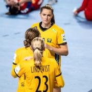 Handbollsdamerna i gårdagskvällens match mot Serbien.