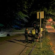 Polis och räddningspersonal på plats vid bunkern.