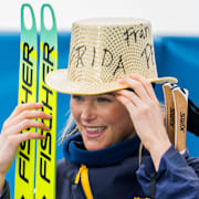 Frida Karlsson jublar efter loppet – i en hatt hon ska ha fått av norska journalister.