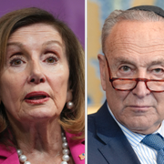 Nancy Pelosi/Chuck Schumer/Donald Trump skriver under presidentordrar.