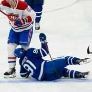 Här får John Tavares Montreal-spelaren Corey Perrys knä i huvudet.