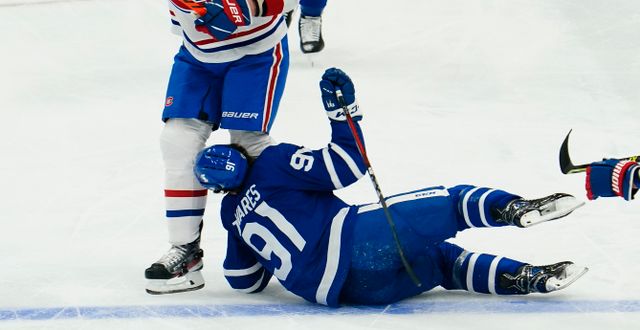 Här får John Tavares Montreal-spelaren Corey Perrys knä i huvudet. JOHN E. SOKOLOWSKI / BILDBYRÅN