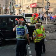 En stor polisinsats pågår vid platsen. 