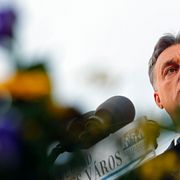 Tidningen har bland annat skrivit kritiska artiklar om Viktor Orbáns högerparti.
