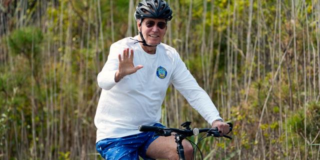 Biden på cykeltur i Rehoboth Beach, Delaware, tidigare i veckan. Manuel Balce Ceneta / AP