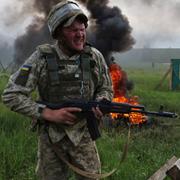 Ukrainsk soldat under militärträning i Ukraina. 