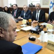 Avigdor Lieberman och mitt emot honom Israels premiärminister Benjamin Netanyahu. Arkivbild. 