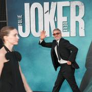 Rooney Mara och huvudrollsinnehavaren Joaquin Phoenix på väg in till premiären av Joker: Folie à Deux, 20 september.