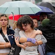 Folk samlas för att sörja vid Brandenburger Tor i Berlin.