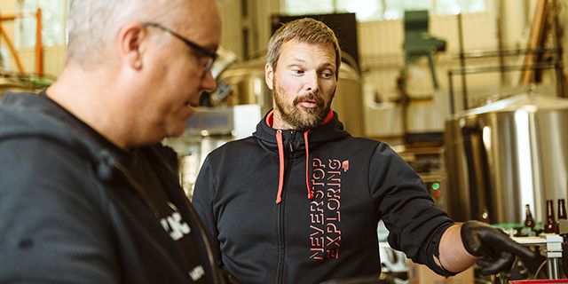 Fyra av fem svenska företag pressas nu att acceptera ogynnsamma betalningsvillkor, enligt Intrum. 