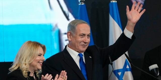 Benjamins Netanyahu och frun Sara jublar i natt. Tsafrir Abayov / AP
