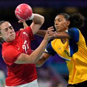 Danmarks Vinter Burgaard och Jamina Roberts i en duell under matchen.